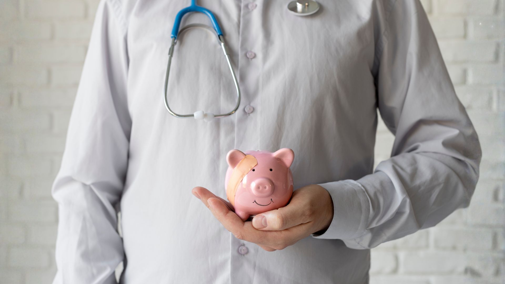 Nove municípios cearenses seguem com salários de médicos atrasados, aponta Sindicato