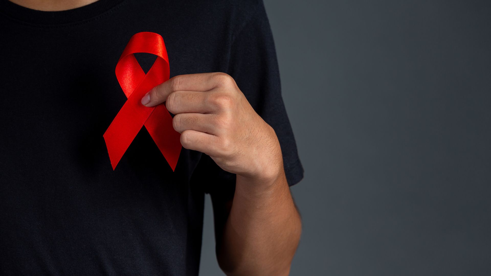Dezembro Vermelho reforça avanços no tratamento e combate ao estigma do HIV