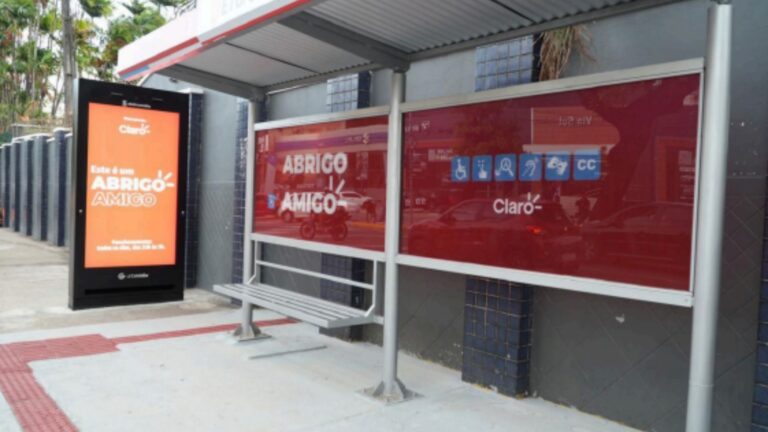 Abrigo Amigo amplia segurança em paradas de ônibus e alcança 50 unidades