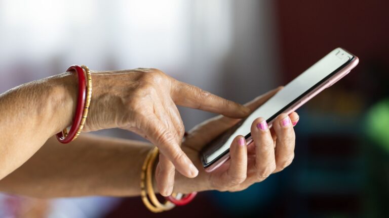 Especialista alerta para impactos do “scroll infinito” na saúde e no descanso