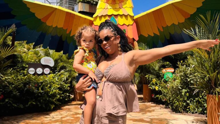 Jeniffer Nascimento visita Beach Park com a filha após fim das gravações de novela