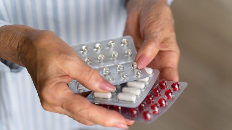 Resistência bacteriana avança e acende alerta sobre uso de antibióticos no Brasil