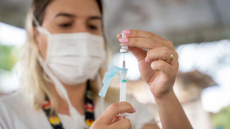 Nova remessa reforça vacinação contra covid-19 no Ceará e em todo o Brasil