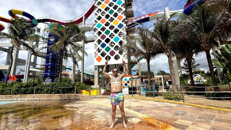 Whindersson Nunes curte dia no Beach Park durante passagem por Fortaleza