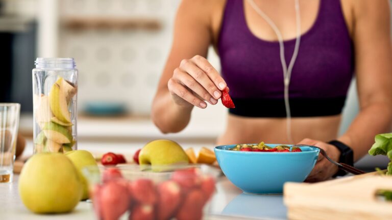 Especialista alerta para riscos de dietas radicais e defende equilíbrio alimentar