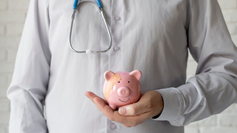 Devedômetro aponta sete municípios do Ceará com salários médicos em atraso