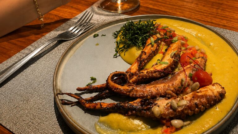 Villa promove tributo a Maroon 5 e Coldplay com vinho por conta da casa